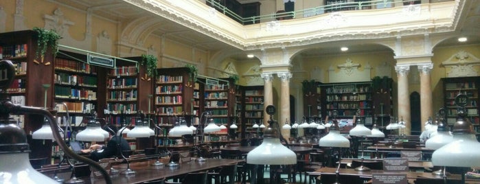 Országos Idegennyelvű Könyvtár is one of a bölcsészek könyvtáraznak.
