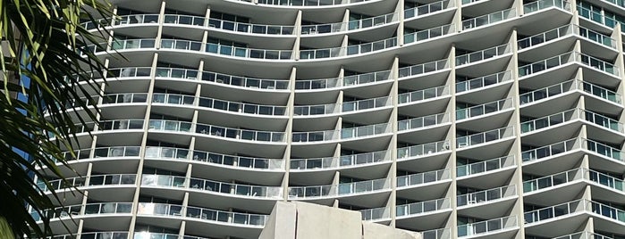 The Ritz-Carlton Residences, Waikiki Beach is one of สถานที่ที่ Casie ถูกใจ.
