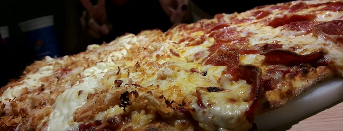 Domino's Pizza is one of สถานที่ที่ Lucas William ถูกใจ.