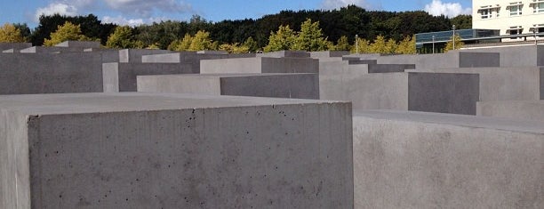 Memorial untuk Orang-orang Yahudi yang Terbunuh di Eropa is one of Berlin.