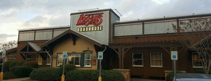 Logan's Roadhouse is one of Tempat yang Disukai Emily.