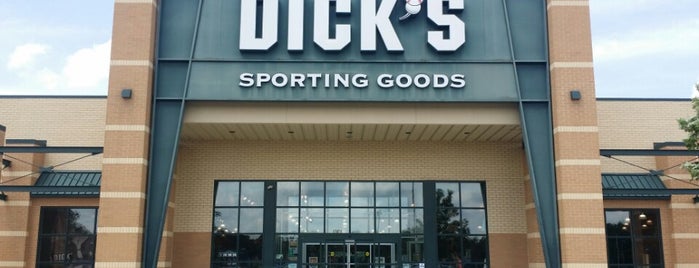 DICK'S Sporting Goods is one of สถานที่ที่ Joe ถูกใจ.