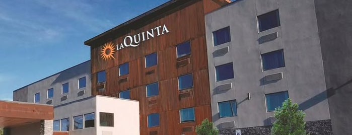 La Quinta Inn & Suites Anchorage Airport is one of Orte, die Nate gefallen.
