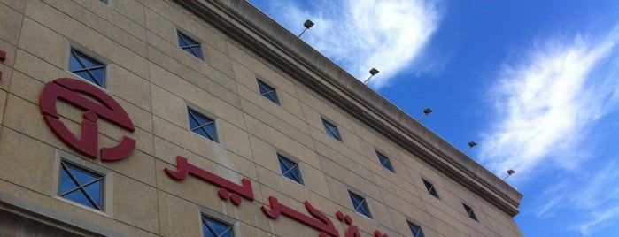 Jarir Bookstore is one of yazeedさんのお気に入りスポット.