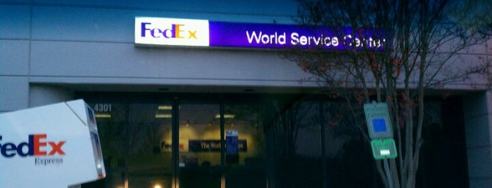 FedEx Ship Center is one of Tempat yang Disukai Ryan.