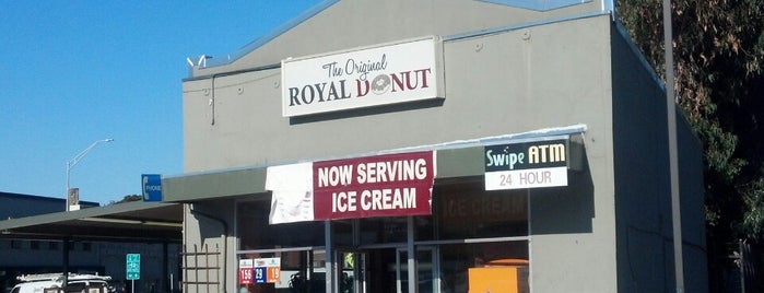 Royal Donut Shop is one of Lugares favoritos de William.