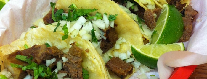 Taqueria Y Panaderia Santa Cruz is one of Sarah'ın Beğendiği Mekanlar.