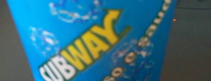 Subway is one of Favoritos.