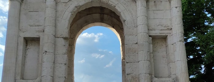 Arco dei Gavi is one of Al Dente.