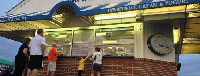 Handel's Homemade Ice Cream & Yogurt is one of Tempat yang Disukai Scott.