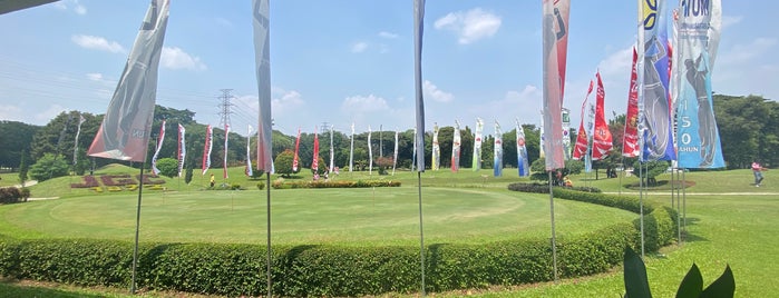 Jakarta Golf Club (JGC) is one of Posti che sono piaciuti a Daulat.