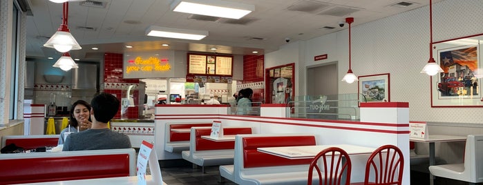 In-N-Out Burger is one of Lugares favoritos de Andrew.