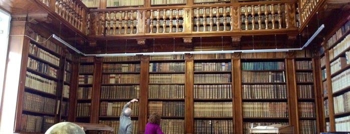 Biblioteca Civica is one of Lugares favoritos de Dennis.