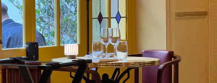Brasserie Flo is one of Paris honeymoon.