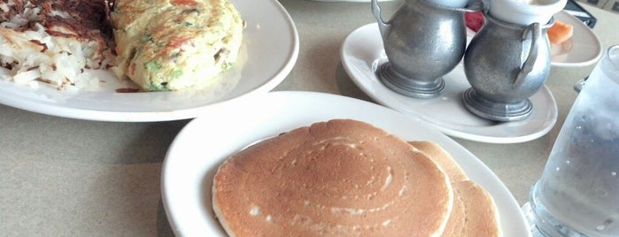 Elly's Pancake House is one of Locais curtidos por Bill.