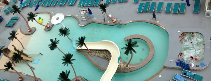 Pool at the Hilton Suites Ocean City Oceanfront is one of Tempat yang Disukai Lizzie.