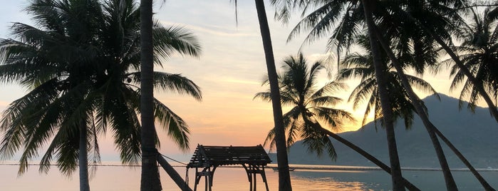 Chaloklum Bay Resort Koh Phangan is one of สถานที่ที่บันทึกไว้ของ Natalya.