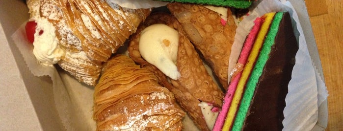 Morrone Pastry Shop & Cafe is one of Locais salvos de Lizzie.