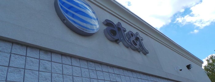 AT&T is one of สถานที่ที่ Lashondra ถูกใจ.