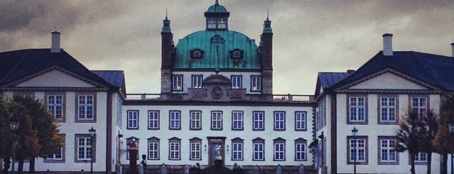 Fredensborg Slot is one of Orte, die Başak gefallen.