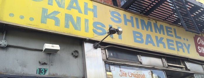 Yonah Schimmel Knish Bakery is one of Locais salvos de Dina.