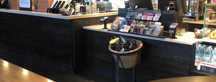 Starbucks is one of Tempat yang Disukai LaToya.