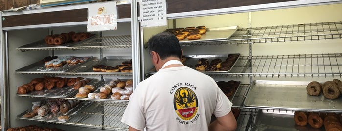 Carlson's Donuts is one of สถานที่ที่บันทึกไว้ของ kazahel.