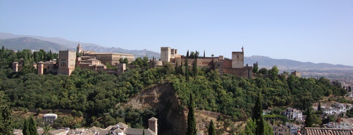 La Alhambra y el Generalife is one of Monuments everywhere.