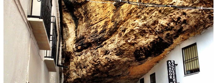 Cuevas del Sol y de la Sombra is one of Monuments everywhere.