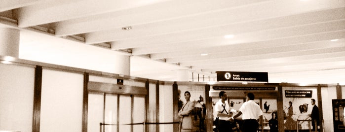 Aeropuerto de Sevilla (SVQ) is one of Isa'nın Beğendiği Mekanlar.