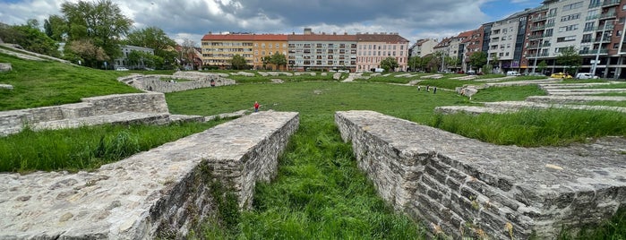 Aquincumi katonai amfiteátrum is one of take pics here.