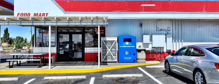 Conoco Gas Station is one of Lugares favoritos de Janice.