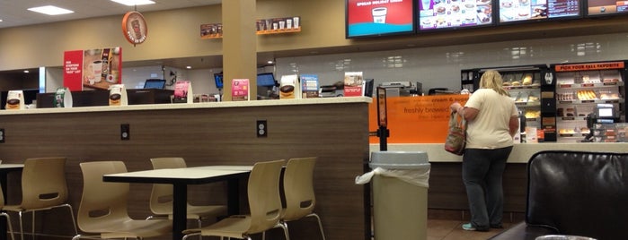 Dunkin' is one of Locais salvos de Emma.