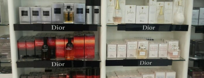 Le Parfum is one of Lieux qui ont plu à Angel.