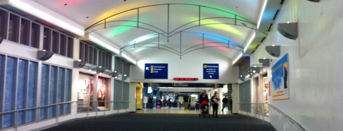 Oakland International Airport (OAK) is one of Lugares favoritos de Ed.
