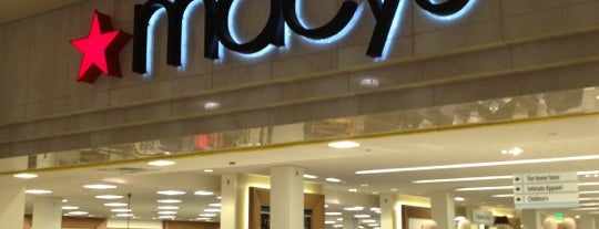 Macy's is one of Christineさんのお気に入りスポット.