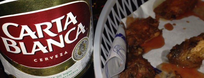 Garage alitas & beer is one of Lugares favoritos de Jorge.