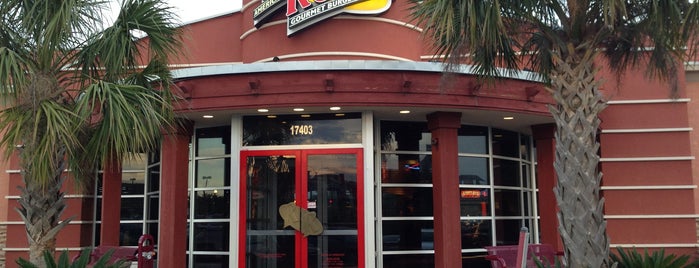 Red Robin Gourmet Burgers and Brews is one of Tempat yang Disukai SilverFox.