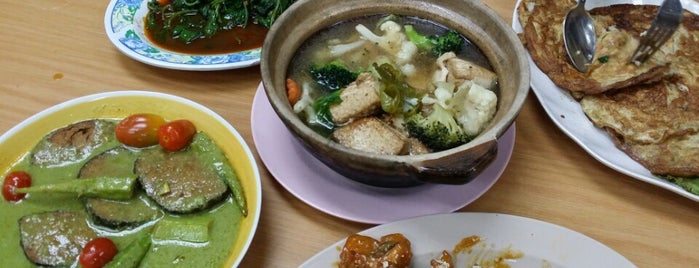 Golden Hill Vegetarian Restaurant (金山素食館) is one of Penang Vegetarian Restaurants.