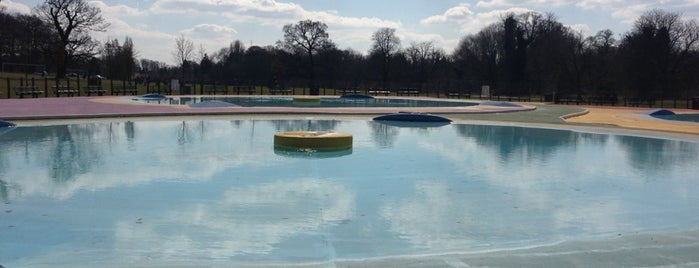 Cassiobury Park Paddling Pools is one of Lugares favoritos de Carl.