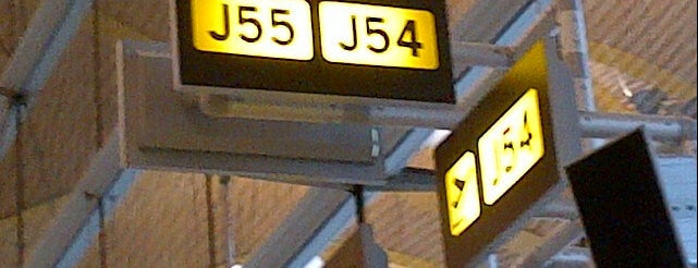 Gate J54 – T4 (MAD) is one of Locais curtidos por jordi.