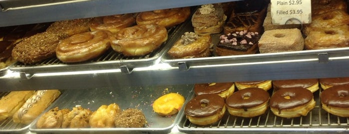 Earl's Donuts is one of สถานที่ที่บันทึกไว้ของ Christopher.