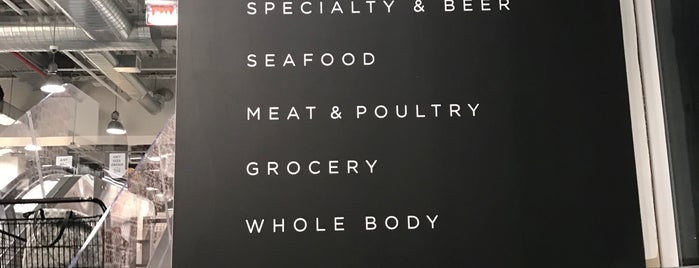 Whole Foods Market is one of Tempat yang Disukai Suz.