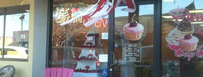 PamPam Cupcake Bakery is one of สถานที่ที่ Jarrad ถูกใจ.