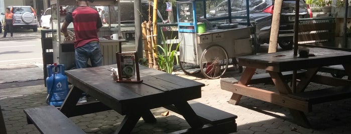 Cafe Asix is one of Nongkrong di Bandung.