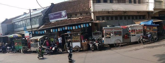 Pasar Cihapit is one of BandungFav.