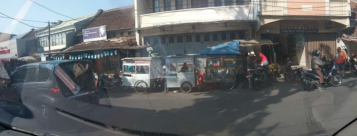 Pasar Cihapit is one of recomended.