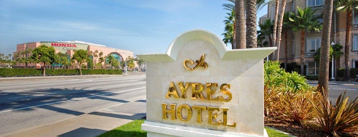 Ayres Hotel Anaheim is one of Mat'ın Beğendiği Mekanlar.