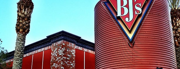 BJ's Restaurant & Brewhouse is one of Lugares favoritos de HealthWarehouse.