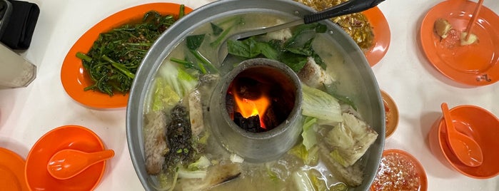 Tian Wai Tian Fish Head Steamboat Restaurant 天外天（鸿记）潮洲鱼头炉 is one of Food.